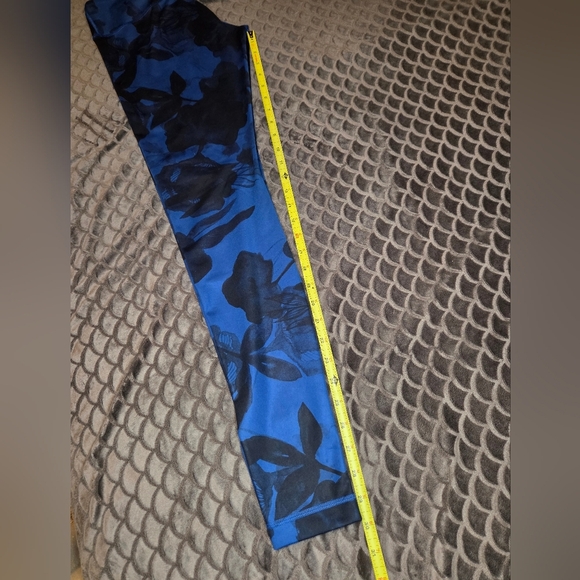 G238. Lululemon Wunder Under Pant Luxtreme in Floral Black Inkwell - Size 6 - Picture 6 of 8